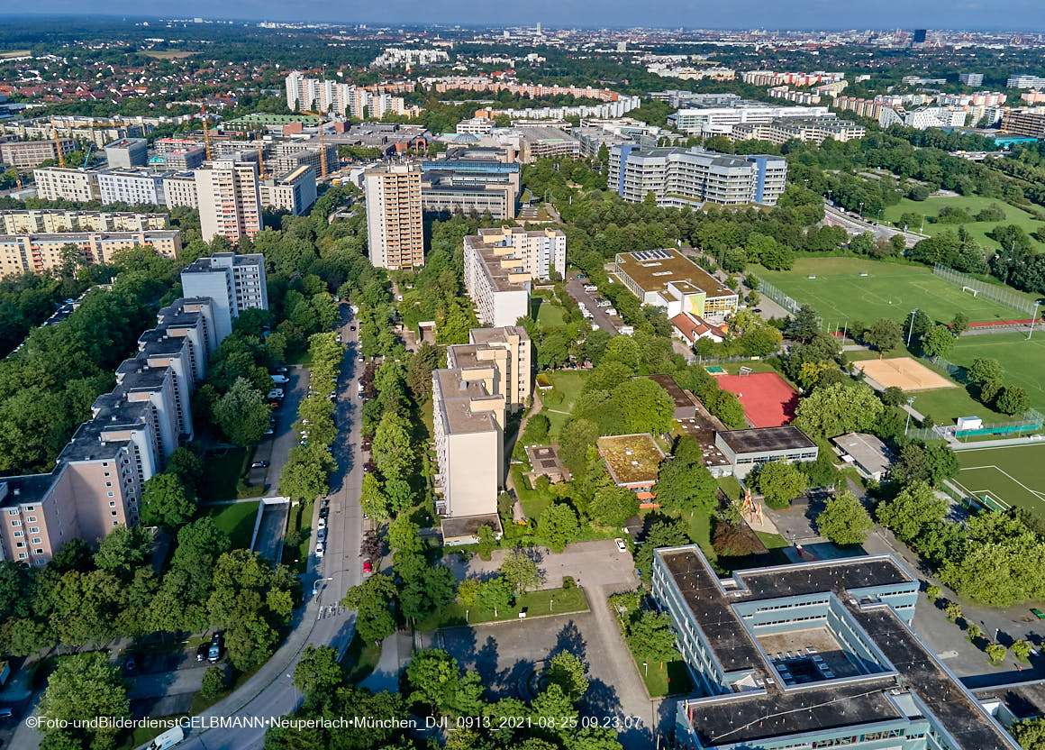 25.08.2021 - Luftaufnahmen und Rundumblick von der Kafkastraße aus auf das östliche Neuperlach