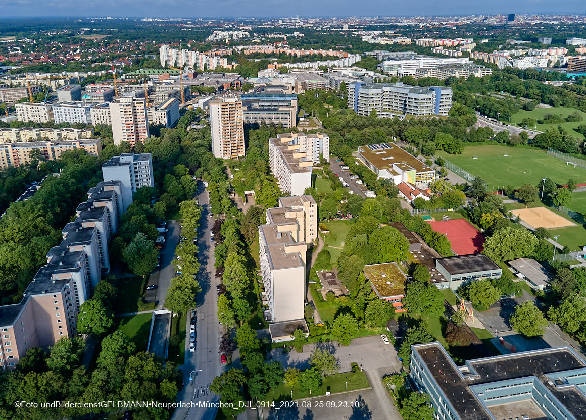 25.08.2021 - Luftaufnahmen und Rundumblick von der Kafkastraße aus auf das östliche Neuperlach