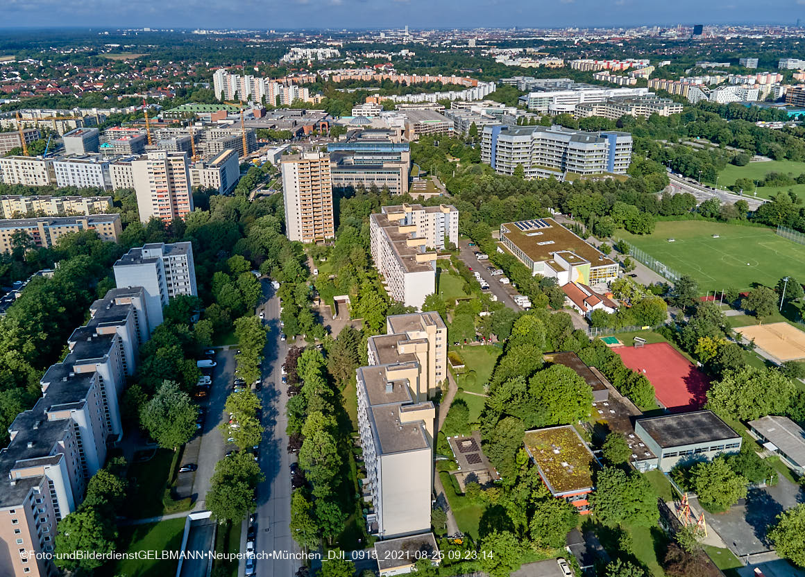 25.08.2021 - Luftaufnahmen und Rundumblick von der Kafkastraße aus auf das östliche Neuperlach