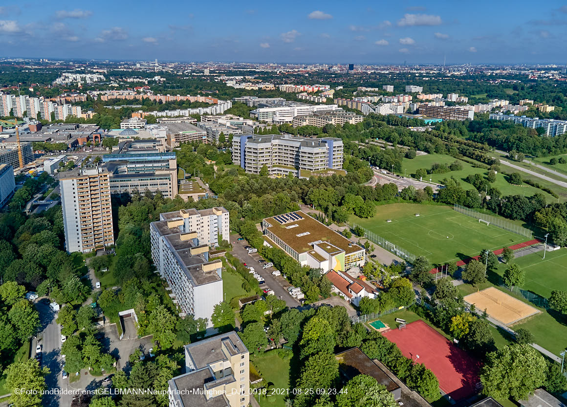 25.08.2021 - Luftaufnahmen und Rundumblick von der Kafkastraße aus auf das östliche Neuperlach