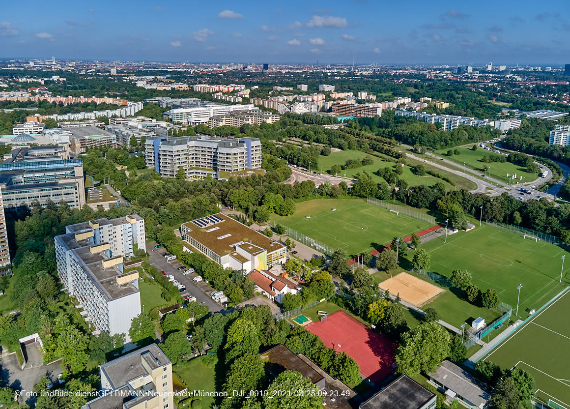 25.08.2021 - Luftaufnahmen und Rundumblick von der Kafkastraße aus auf das östliche Neuperlach