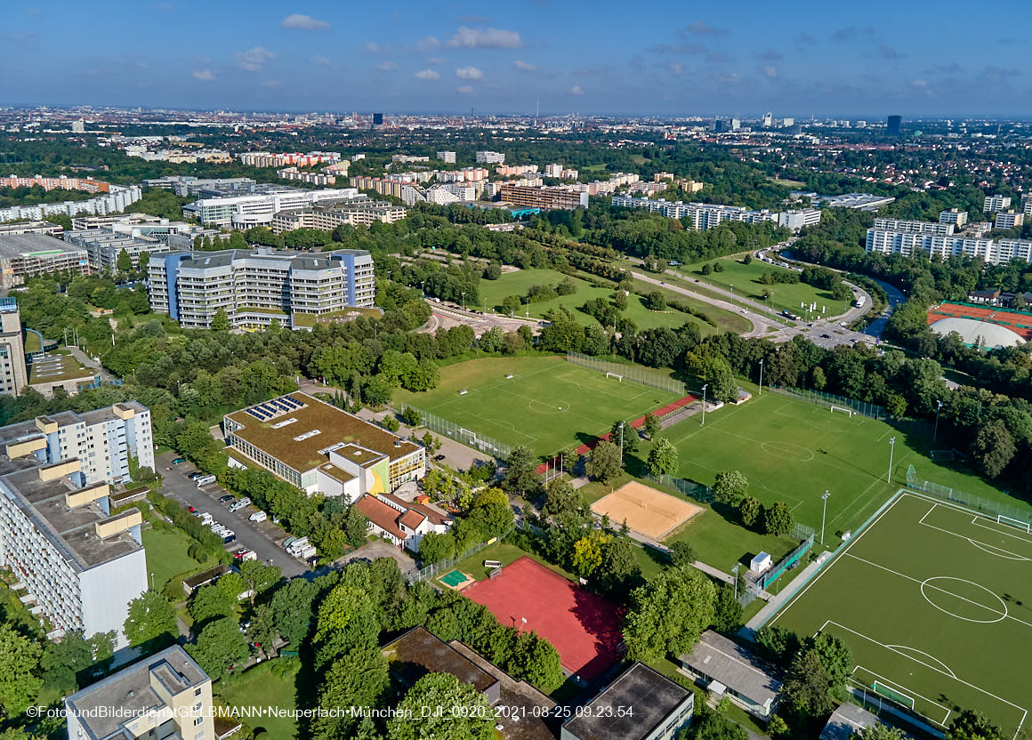 25.08.2021 - Luftaufnahmen und Rundumblick von der Kafkastraße aus auf das östliche Neuperlach