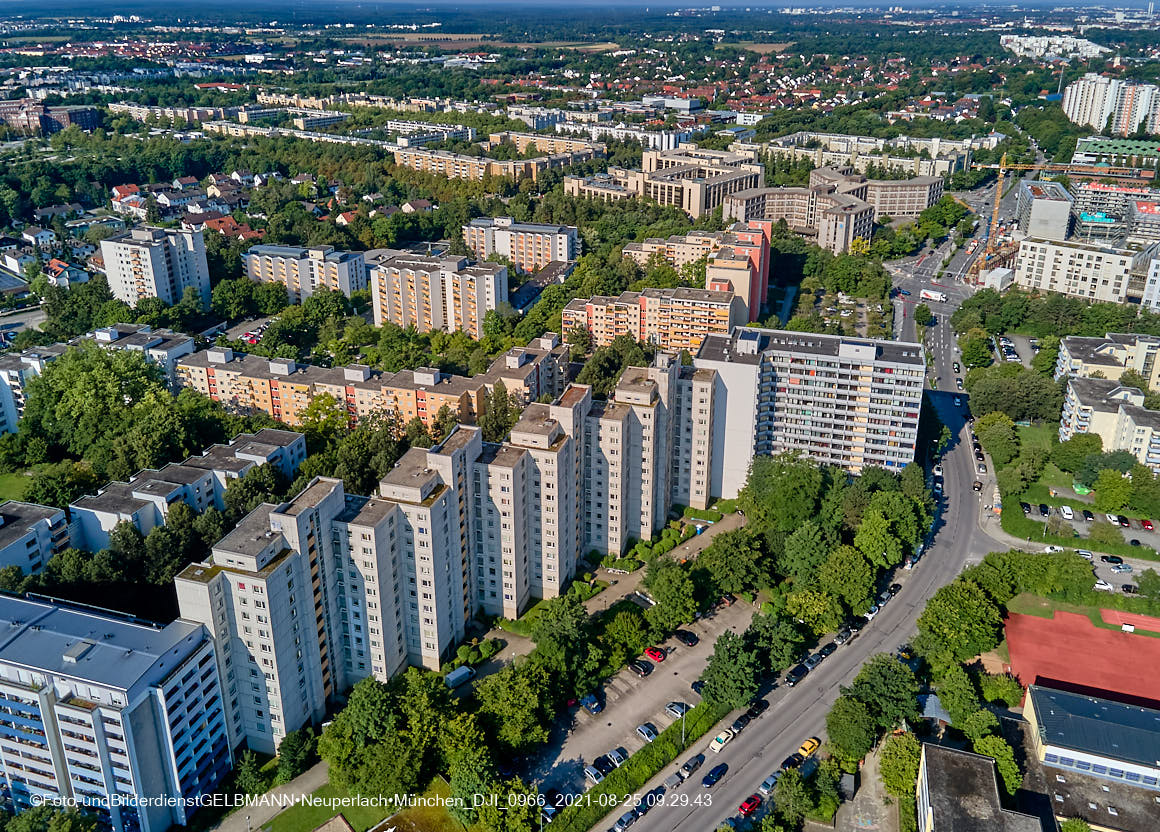 25.08.2021 - Luftaufnahmen und Rundumblick von der Kafkastraße aus auf das östliche Neuperlach