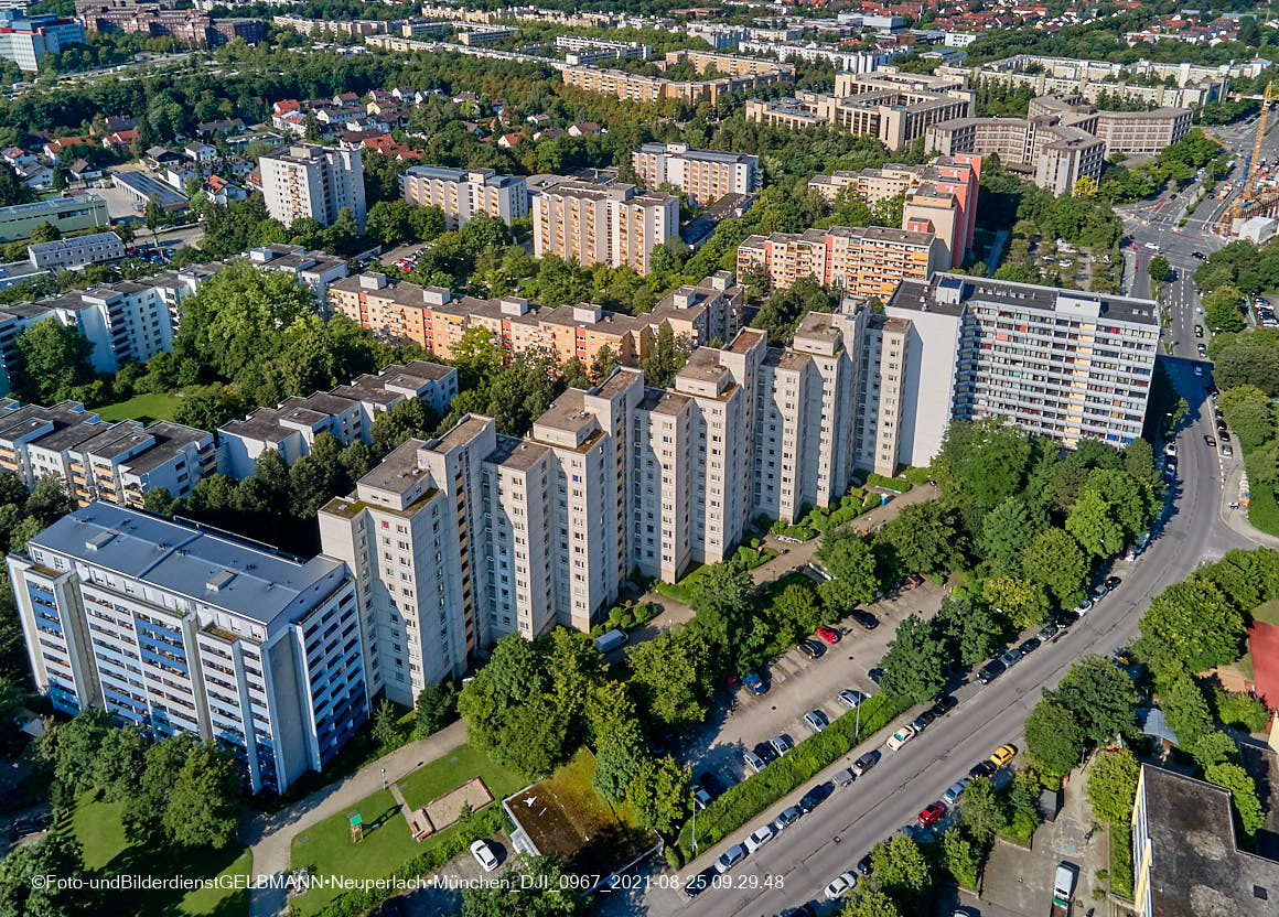 25.08.2021 - Luftaufnahmen und Rundumblick von der Kafkastraße aus auf das östliche Neuperlach