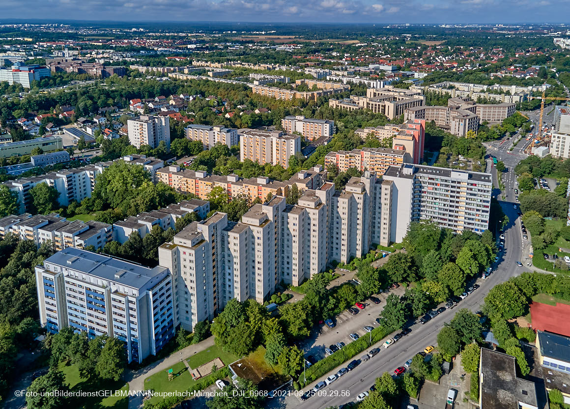 25.08.2021 - Luftaufnahmen und Rundumblick von der Kafkastraße aus auf das östliche Neuperlach