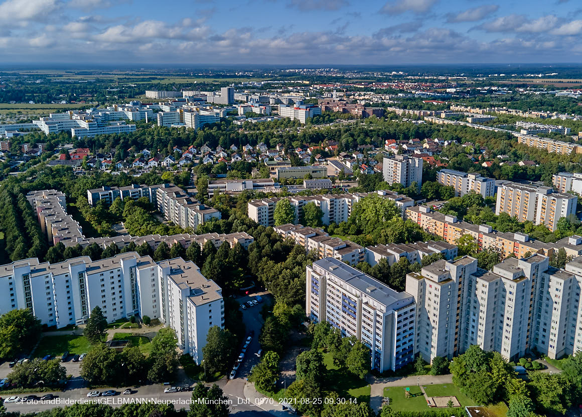 25.08.2021 - Luftaufnahmen und Rundumblick von der Kafkastraße aus auf das östliche Neuperlach