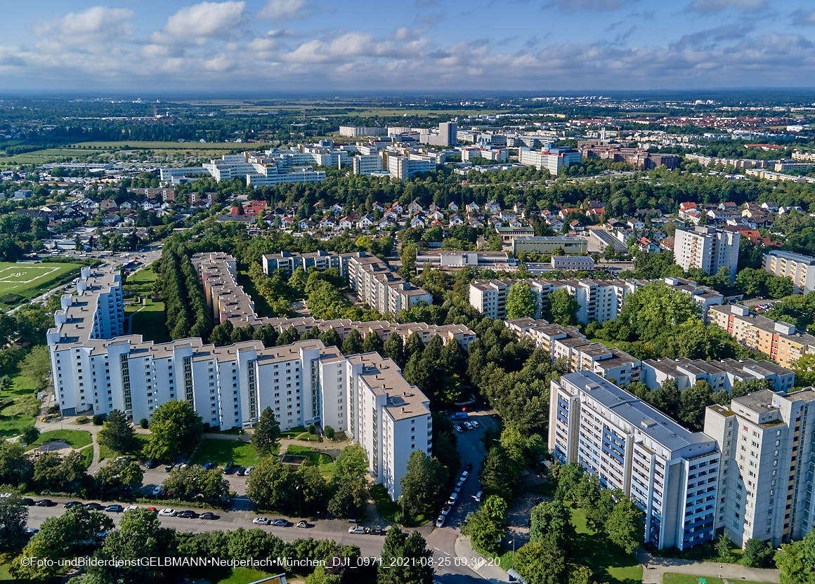 25.08.2021 - Luftaufnahmen und Rundumblick von der Kafkastraße aus auf das östliche Neuperlach