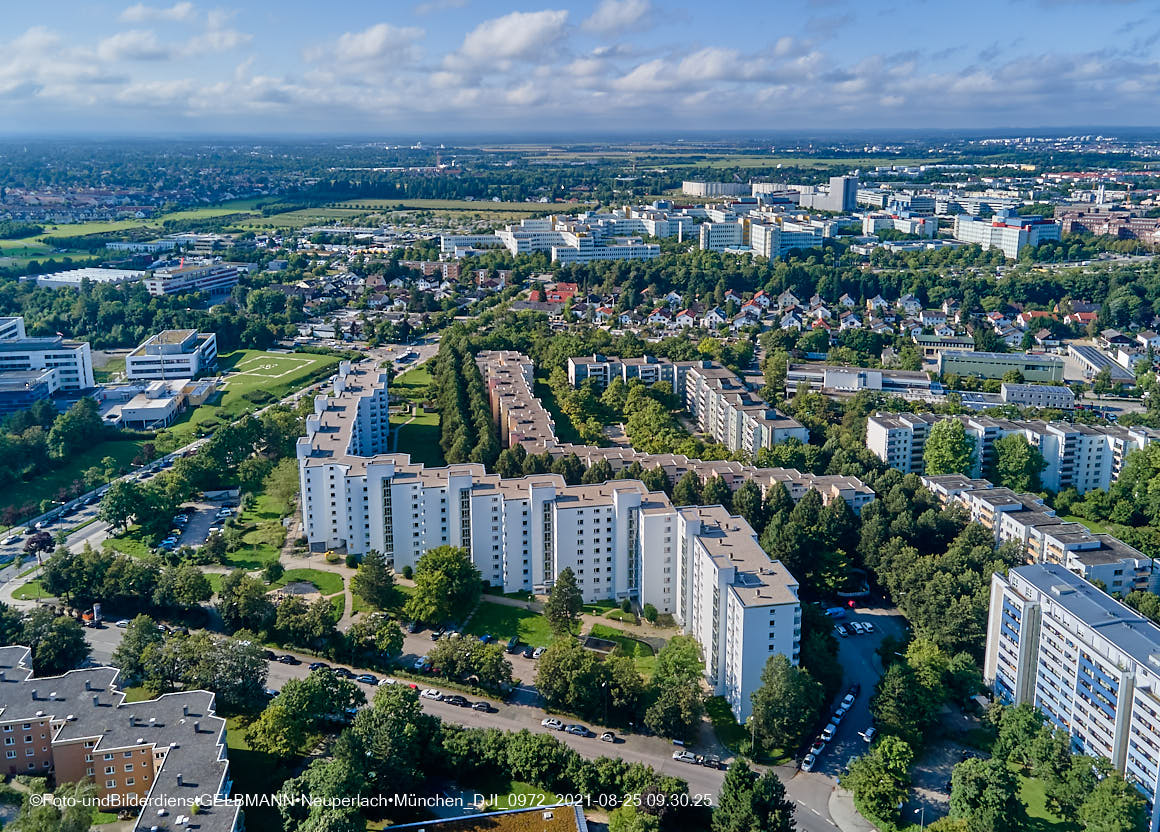 25.08.2021 - Luftaufnahmen und Rundumblick von der Kafkastraße aus auf das östliche Neuperlach