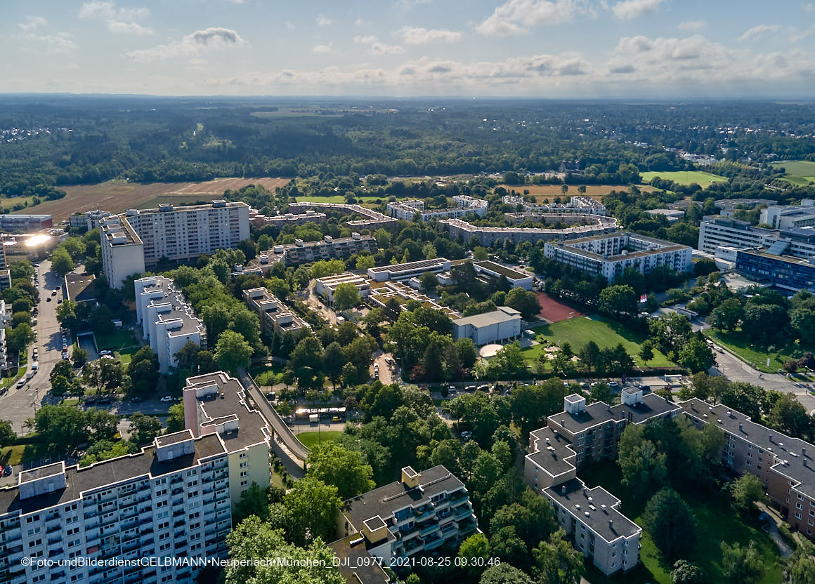 25.08.2021 - Luftaufnahmen und Rundumblick von der Kafkastraße aus auf das östliche Neuperlach