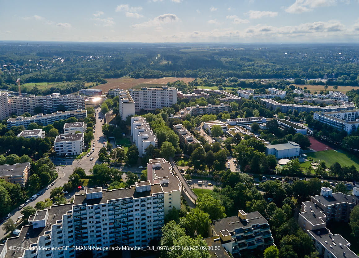 25.08.2021 - Luftaufnahmen und Rundumblick von der Kafkastraße aus auf das östliche Neuperlach