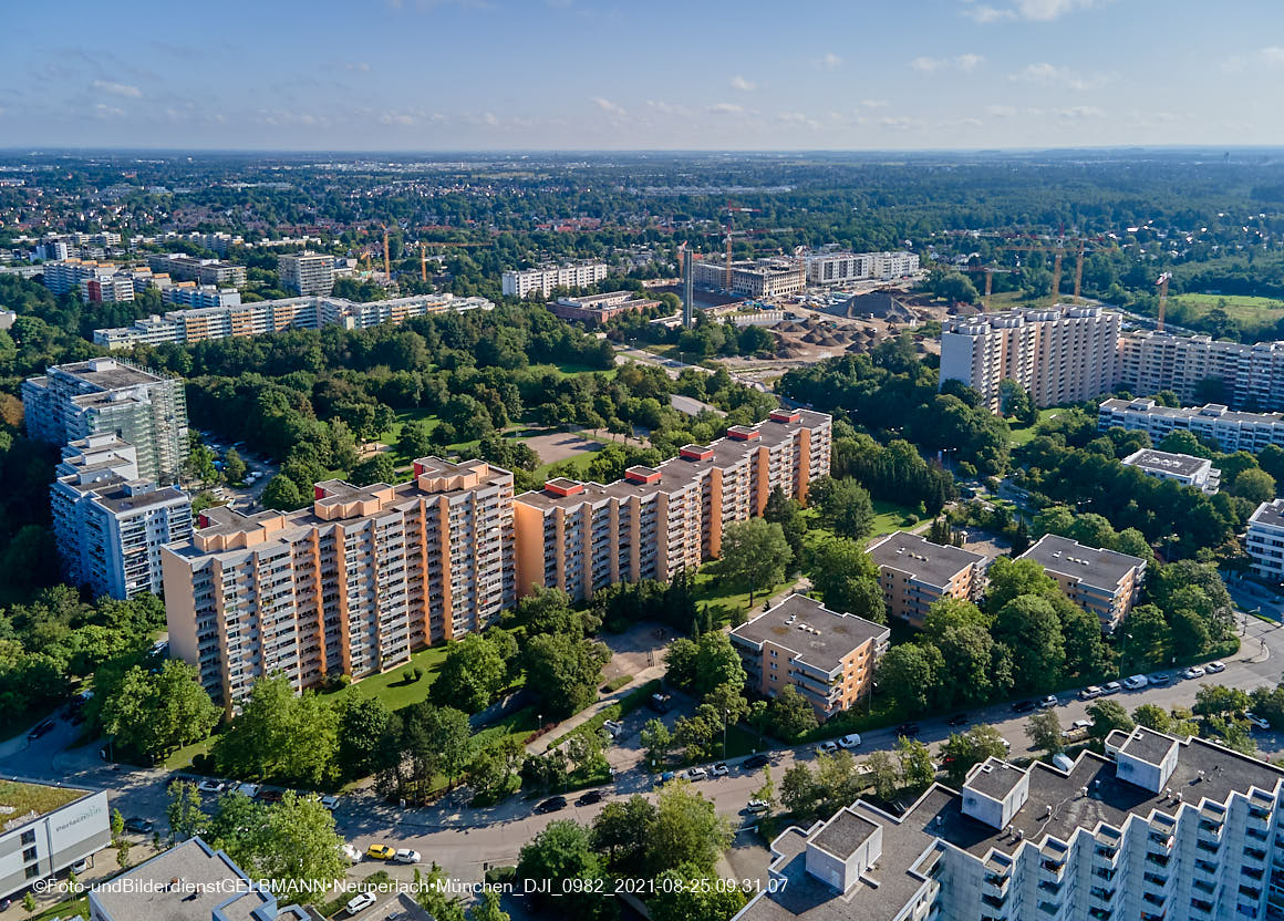 25.08.2021 - Luftaufnahmen und Rundumblick von der Kafkastraße aus auf das östliche Neuperlach