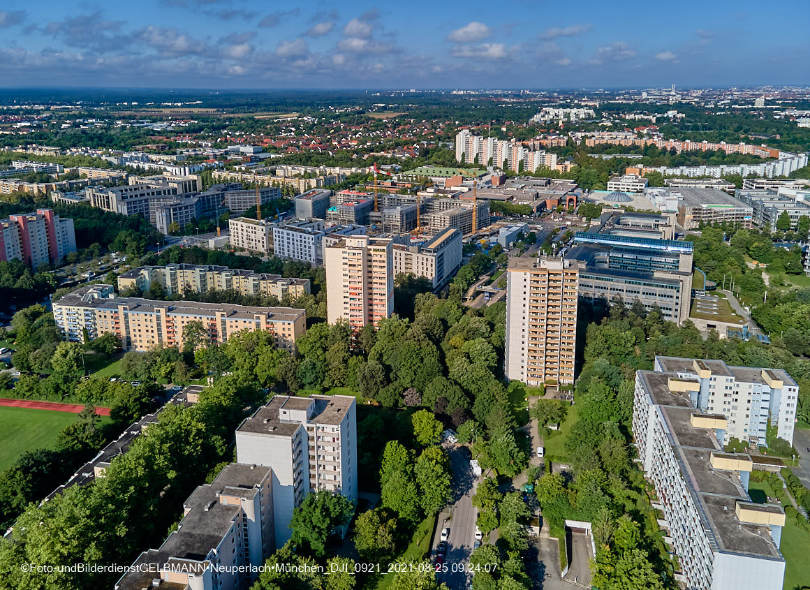 25.08.2021 - Luftaufnahmen und Rundumblick auf das neue Perlach PLaza, der neuen Mitte von Neuperlach