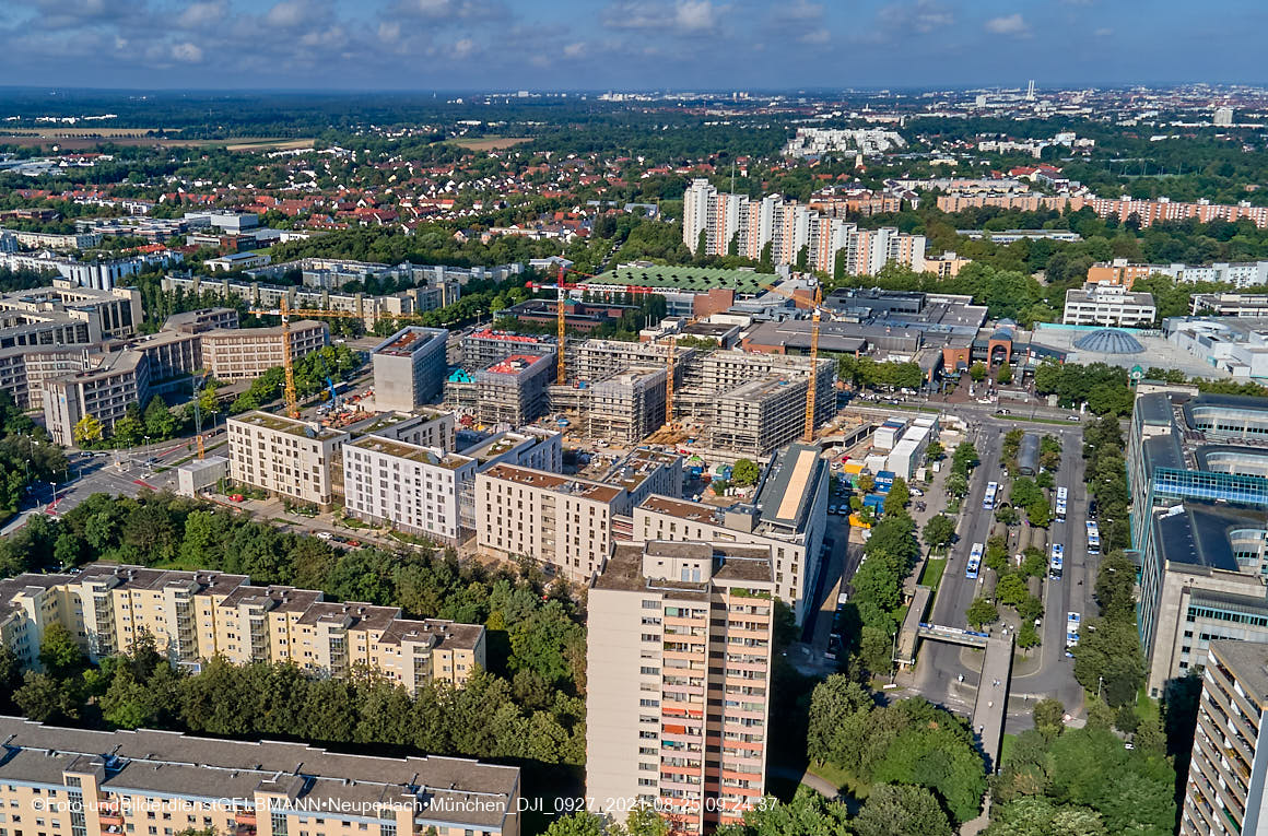 25.08.2021 - Luftaufnahmen und Rundumblick auf das neue Perlach PLaza, der neuen Mitte von Neuperlach