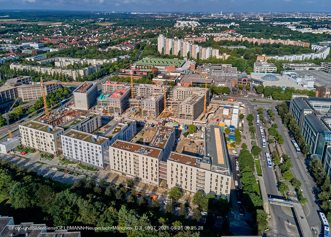 25.08.2021 - Luftaufnahmen und Rundumblick auf das neue Perlach PLaza, der neuen Mitte von Neuperlach