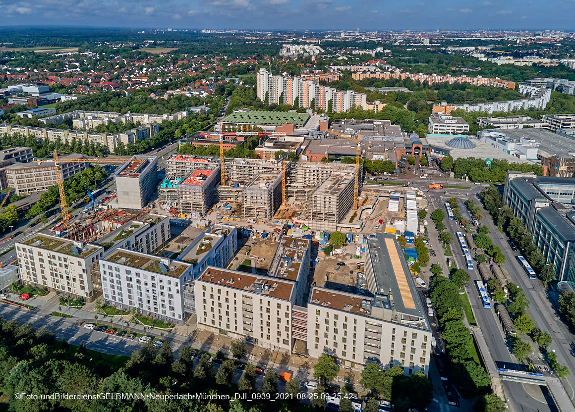 25.08.2021 - Luftaufnahmen und Rundumblick auf das neue Perlach PLaza, der neuen Mitte von Neuperlach