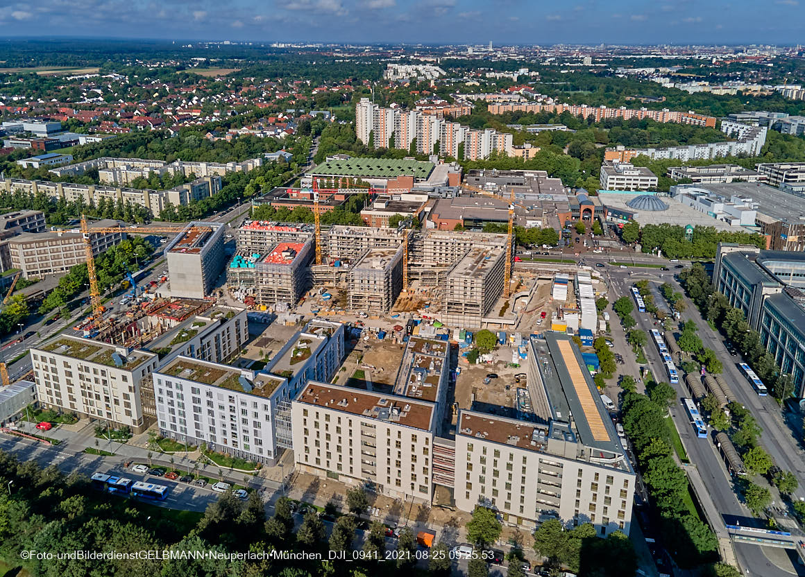 25.08.2021 - Luftaufnahmen und Rundumblick auf das neue Perlach PLaza, der neuen Mitte von Neuperlach