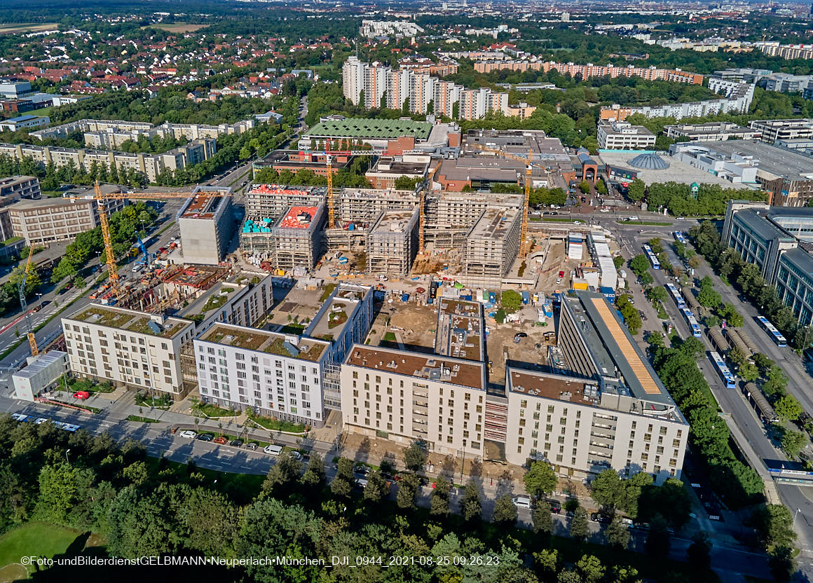 25.08.2021 - Luftaufnahmen und Rundumblick auf das neue Perlach PLaza, der neuen Mitte von Neuperlach