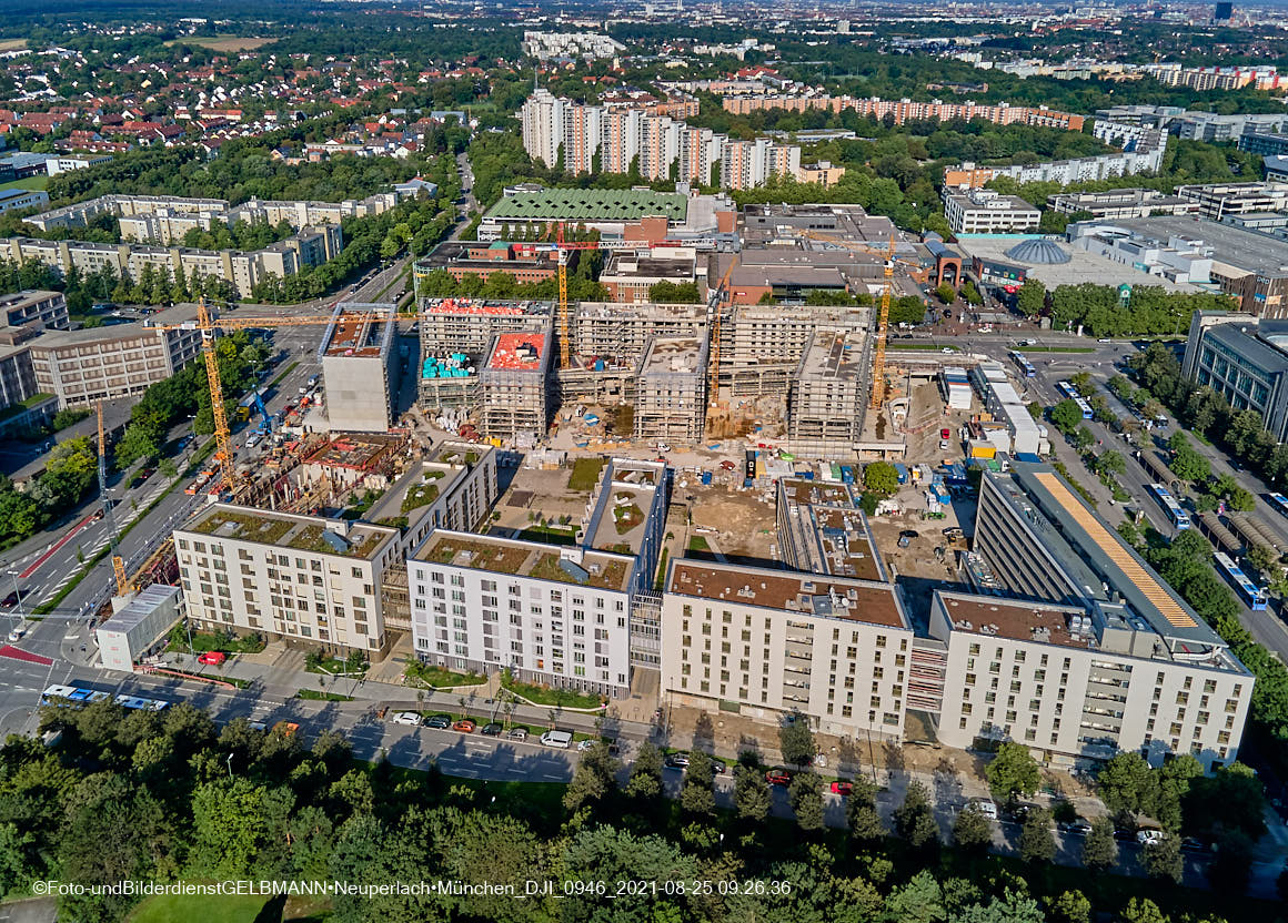 25.08.2021 - Luftaufnahmen und Rundumblick auf das neue Perlach PLaza, der neuen Mitte von Neuperlach