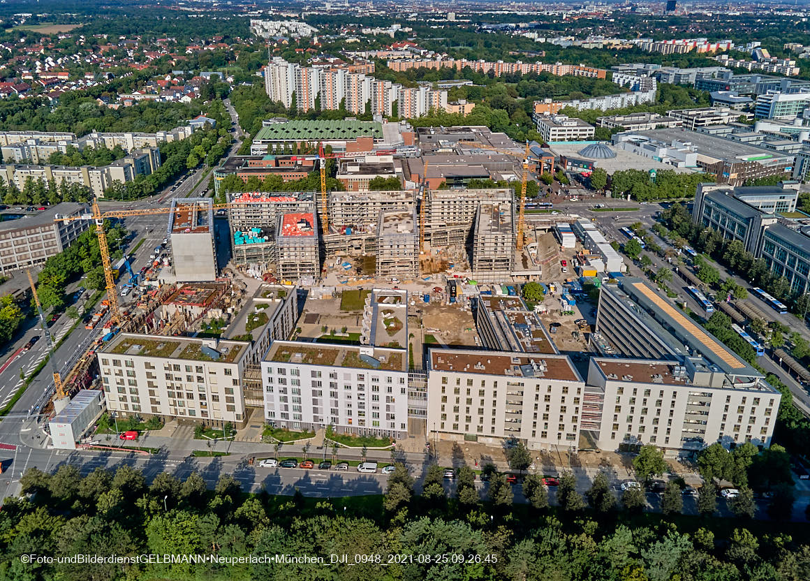 25.08.2021 - Luftaufnahmen und Rundumblick auf das neue Perlach PLaza, der neuen Mitte von Neuperlach