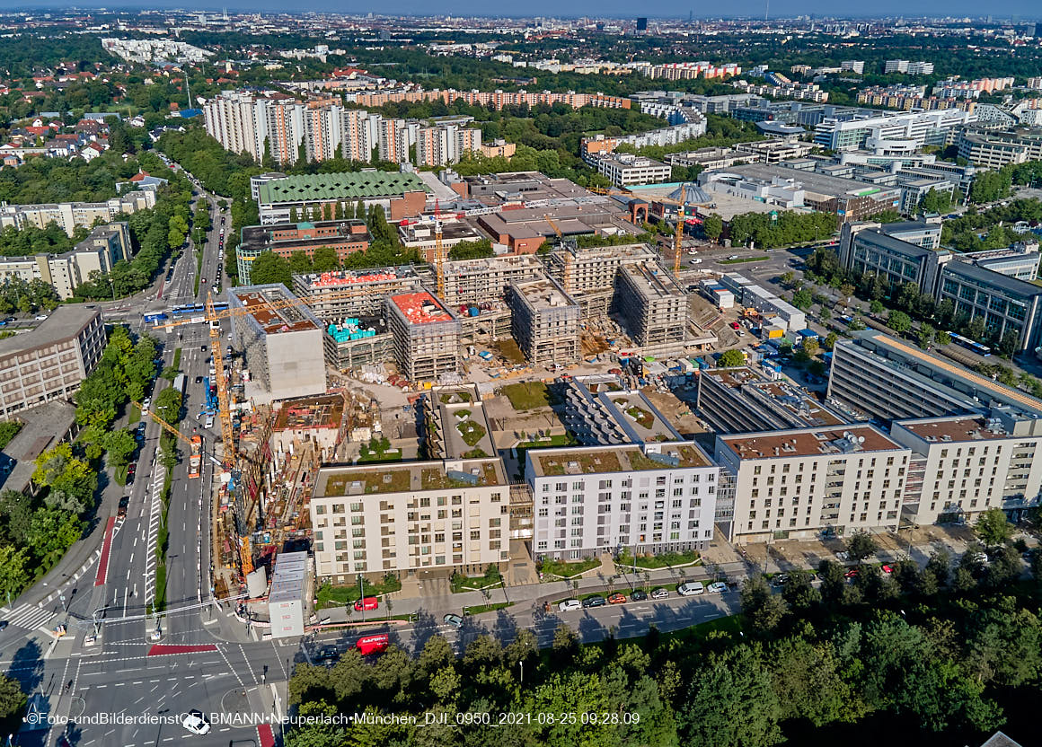 25.08.2021 - Luftaufnahmen und Rundumblick auf das neue Perlach PLaza, der neuen Mitte von Neuperlach