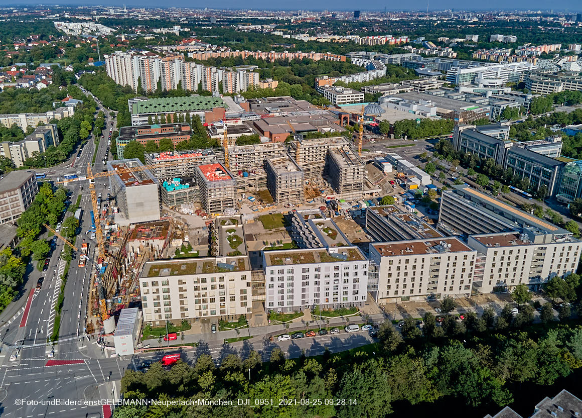 25.08.2021 - Luftaufnahmen und Rundumblick auf das neue Perlach PLaza, der neuen Mitte von Neuperlach