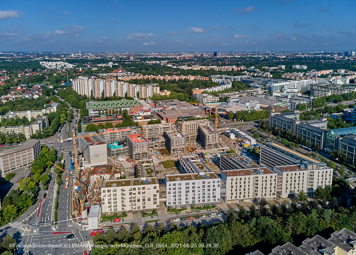 25.08.2021 - Luftaufnahmen und Rundumblick auf das neue Perlach PLaza, der neuen Mitte von Neuperlach