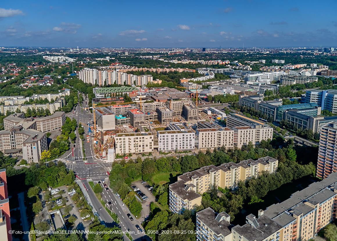 25.08.2021 - Luftaufnahmen und Rundumblick auf das neue Perlach PLaza, der neuen Mitte von Neuperlach