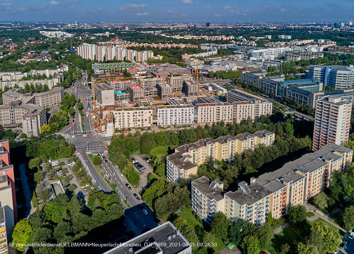 25.08.2021 - Luftaufnahmen und Rundumblick auf das neue Perlach PLaza, der neuen Mitte von Neuperlach