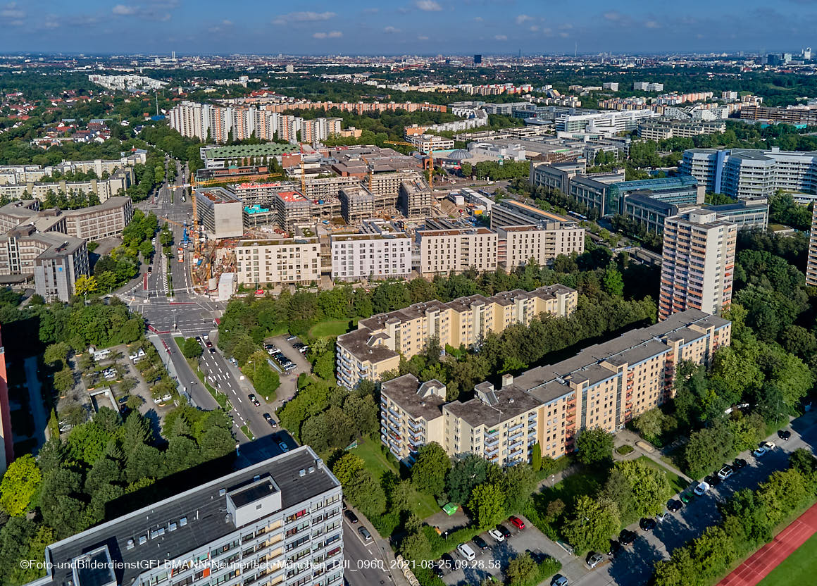 25.08.2021 - Luftaufnahmen und Rundumblick auf das neue Perlach PLaza, der neuen Mitte von Neuperlach