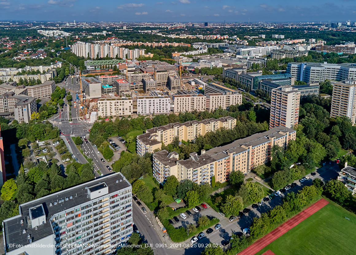 25.08.2021 - Luftaufnahmen und Rundumblick auf das neue Perlach PLaza, der neuen Mitte von Neuperlach