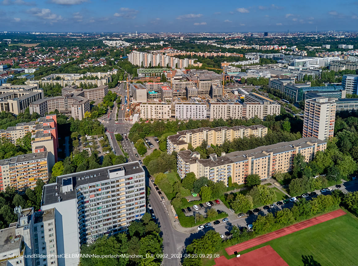 25.08.2021 - Luftaufnahmen und Rundumblick auf das neue Perlach PLaza, der neuen Mitte von Neuperlach