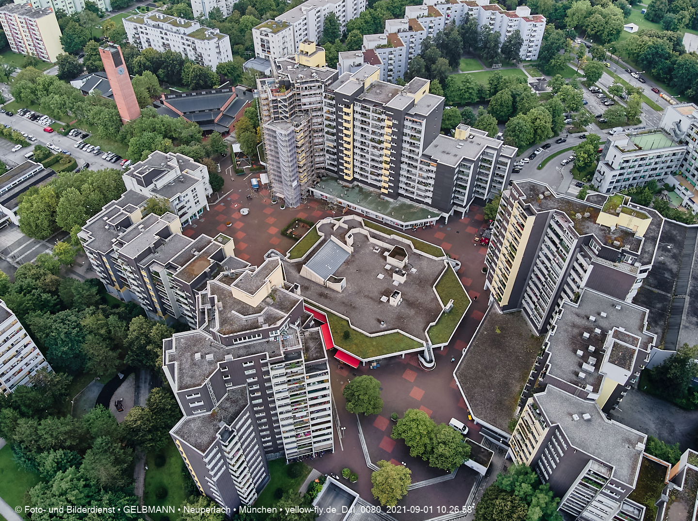 Luftbilder und Copterfotos vom Marx-Zentrum und der Wohnanlage am Karl-MArx-Ring 52-62 in Neuperlach