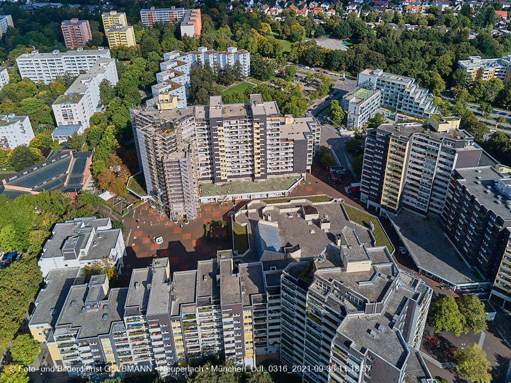 30.09.2021 - Große Fassadensanierung im Marx-Zentrum aus Neuperlach