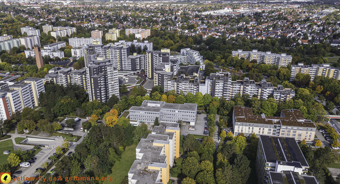 15.10.2021 - Marx-Zentrum, die kleinere Wohnanlage am Karl-Marx-Ring 52-62, Alexisquartier und Grundschule in Neuperlach