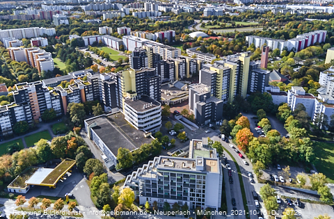 15.10.2021 - Marx-Zentrum, Studentenwohnheim und Wohnanlage Karl-Marx-Ring 52-62 und KMR 53-57c