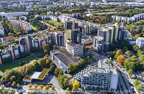 15.10.2021 - Marx-Zentrum, Studentenwohnheim und Wohnanlage Karl-Marx-Ring 52-62 und KMR 53-57c