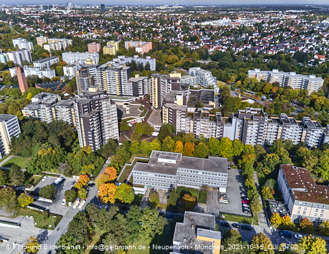 15.10.2021 - Marx-Zentrum, Studentenwohnheim und Wohnanlage Karl-Marx-Ring 52-62 und KMR 53-57c