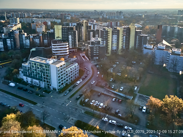 09.11.2020 - Marx-Zentrum und Wohnanlagelage am Karl-Marx-Ring 52-62 in Neuperlach