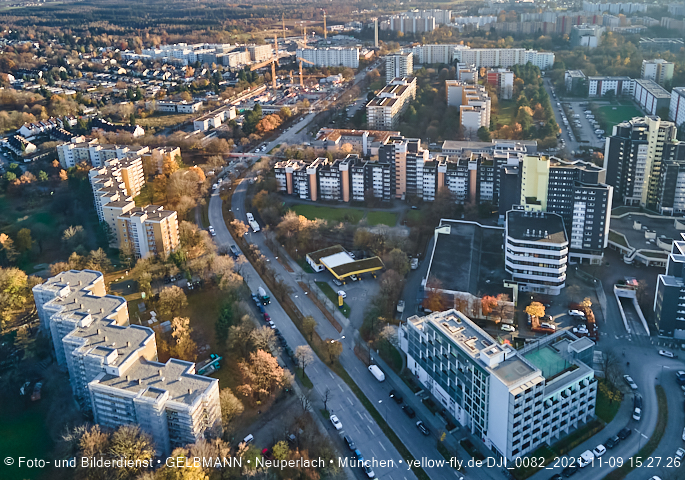 09.11.2020 - Marx-Zentrum und Wohnanlagelage am Karl-Marx-Ring 52-62 in Neuperlach