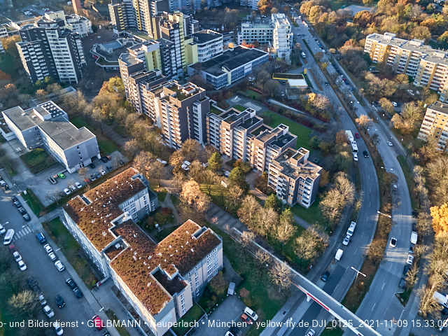 09.11.2020 - Marx-Zentrum und Wohnanlagelage am Karl-Marx-Ring 52-62 in Neuperlach