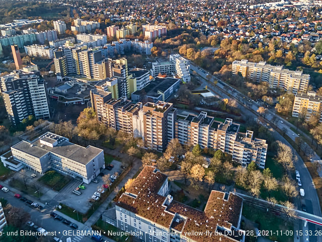 09.11.2020 - Marx-Zentrum und Wohnanlagelage am Karl-Marx-Ring 52-62 in Neuperlach