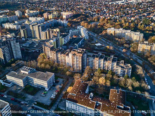 09.11.2020 - Marx-Zentrum und Wohnanlagelage am Karl-Marx-Ring 52-62 in Neuperlach