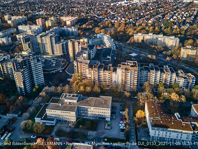 09.11.2020 - Marx-Zentrum und Wohnanlagelage am Karl-Marx-Ring 52-62 in Neuperlach