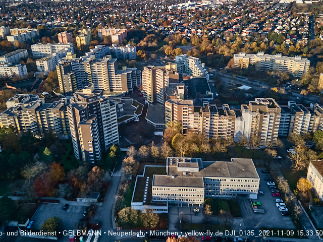 09.11.2020 - Marx-Zentrum und Wohnanlagelage am Karl-Marx-Ring 52-62 in Neuperlach