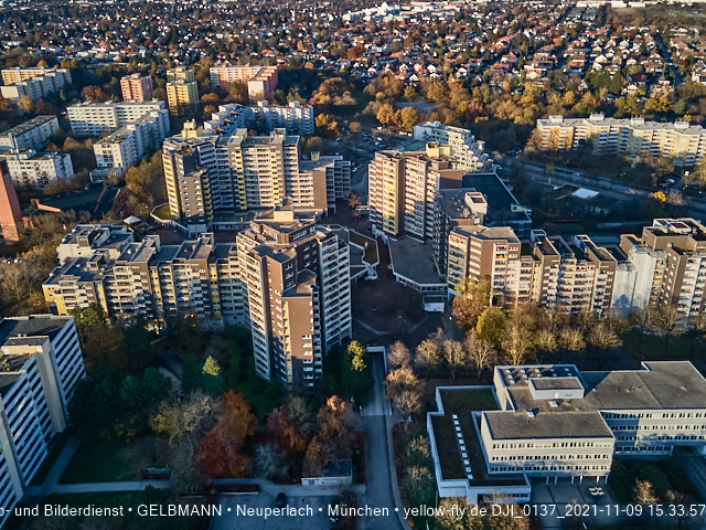 09.11.2020 - Marx-Zentrum und Wohnanlagelage am Karl-Marx-Ring 52-62 in Neuperlach