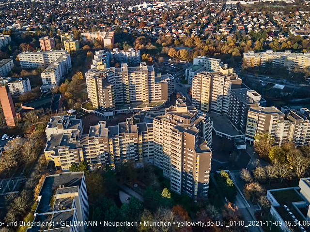 09.11.2020 - Marx-Zentrum und Wohnanlagelage am Karl-Marx-Ring 52-62 in Neuperlach