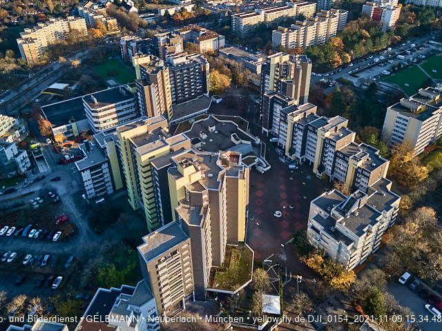 09.11.2020 - Marx-Zentrum und Wohnanlagelage am Karl-Marx-Ring 52-62 in Neuperlach