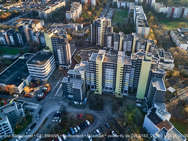 09.11.2020 - Marx-Zentrum und Wohnanlagelage am Karl-Marx-Ring 52-62 in Neuperlach
