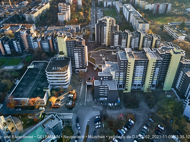 09.11.2020 - Marx-Zentrum und Wohnanlagelage am Karl-Marx-Ring 52-62 in Neuperlach