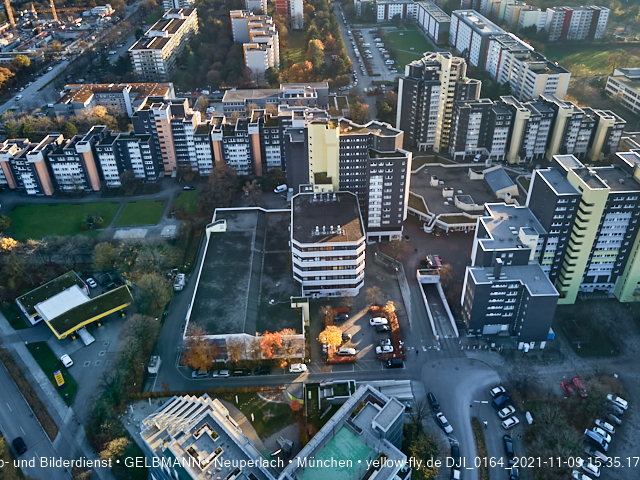 09.11.2020 - Marx-Zentrum und Wohnanlagelage am Karl-Marx-Ring 52-62 in Neuperlach
